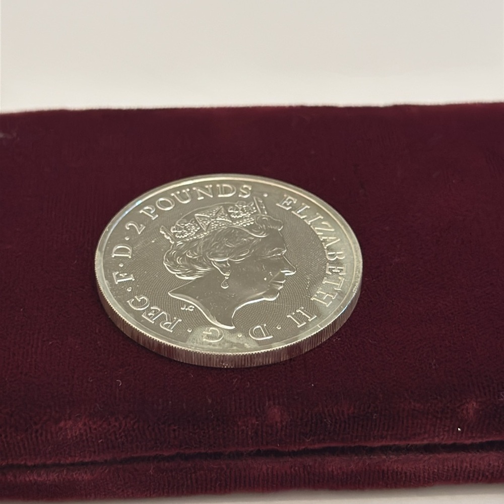 Silver Coin 1 Ounce 999 Fine Silver King Arthur Coin 2023 the Queen Elizabeth - Picture 3 of 8